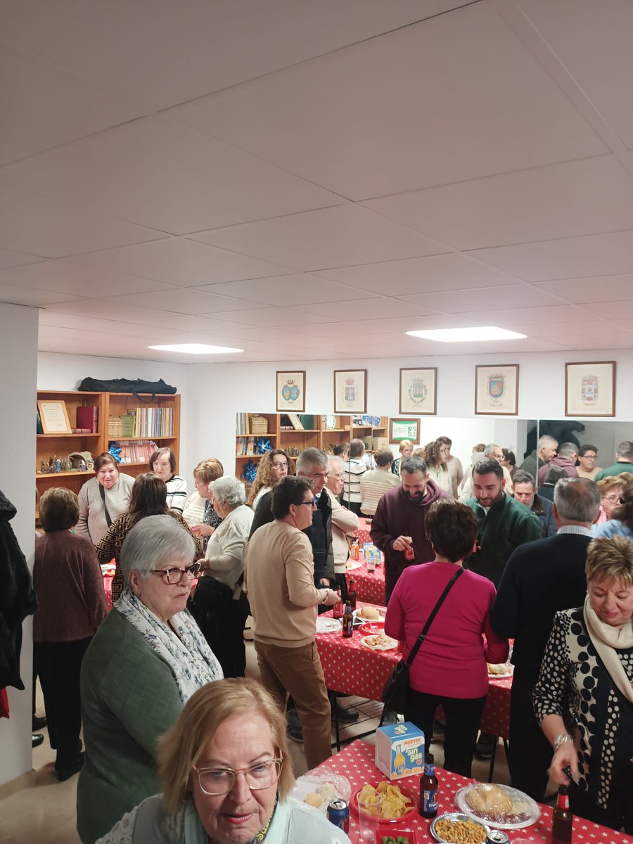 🎄🥂 Tras nuestra Asamblea General del 14 de diciembre, compartimos una agradable Copa de Navidad entre socios y socias.
Un espacio de convivencia y diálogo que recuerda lo importante que es participar en las asambleas para trabajar juntos por el barrio. 💚