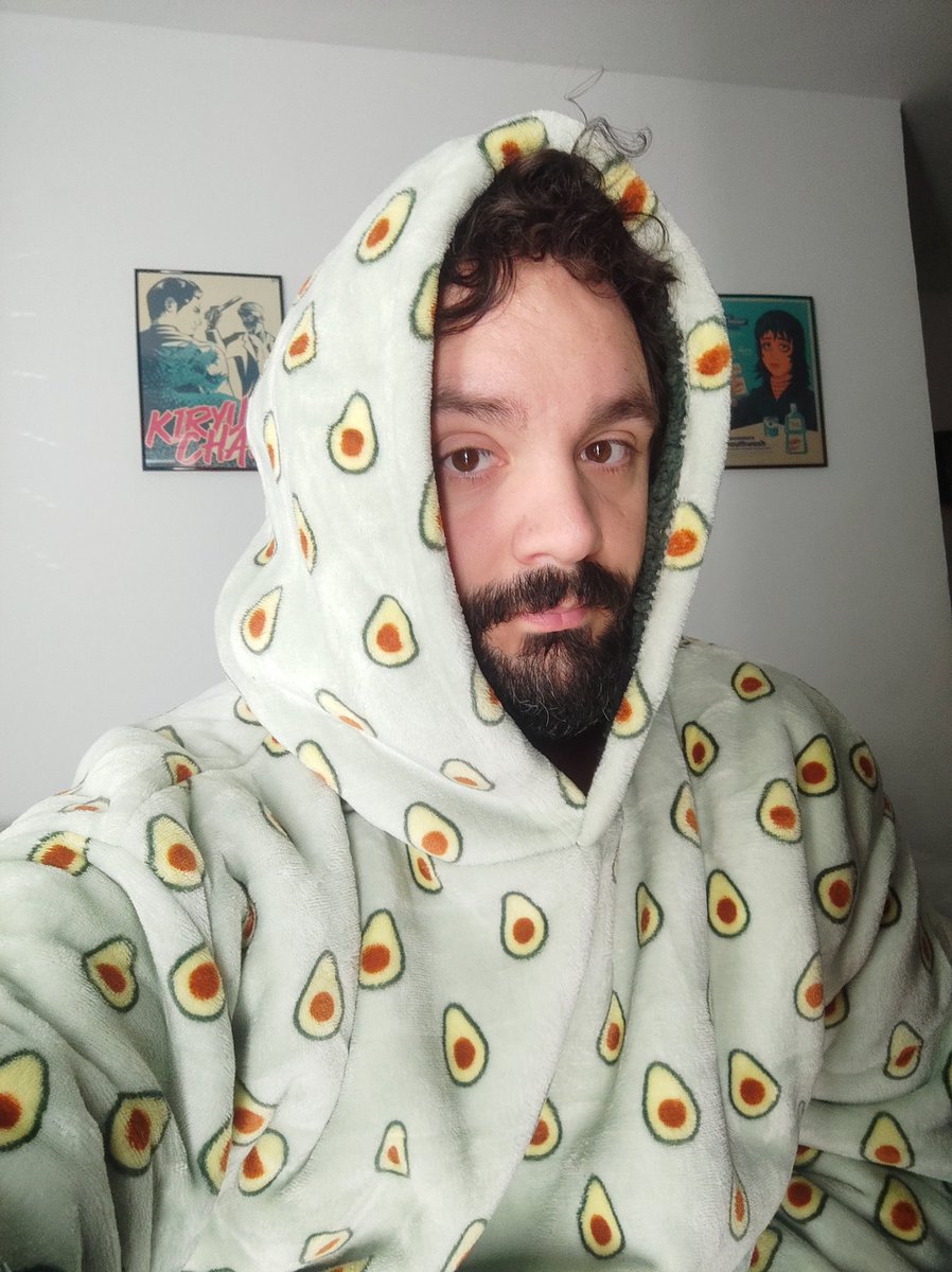 Ha nevado, me fui a dormir tarde, me duele la garganta, me he despertado sin voz, tengo frío y solo quiero volver a envolverme en el sofá como un burrito.