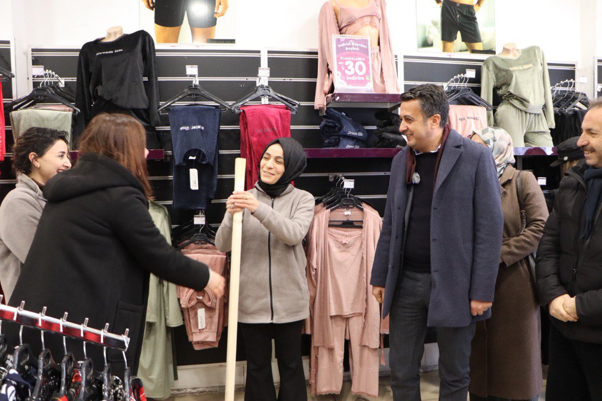 Eşbaşkanlardan Esnaf Ziyareti

📌 Eşbaşkanlarımız Fatma Gulan Önkol ve Adnan Örhan, Büyükşehir Belediyesi Eşbaşkanları Serra Bucak ve Doğan Hatun, meclis üyeleri ve DEM Sur İlçe Yönetimi ile birlikte Gazi Caddesi’nde esnaf ziyareti gerçekleştirdi.

Ziyaret kapsamında Eşbaşkanlar,