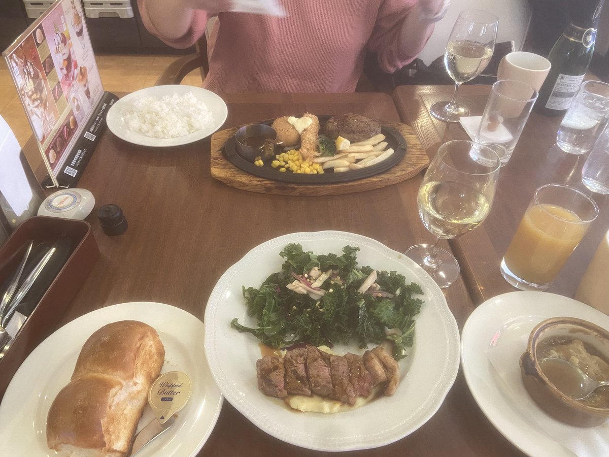 地元のロイホでランチ🍽️
お誕生日祝いを兼ねて、久しぶりに地元を練り歩き引っ越した後に変わった街を堪能できました😊