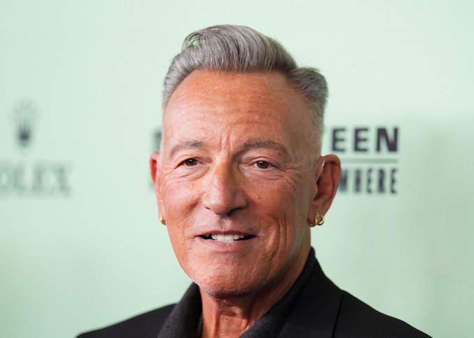 Alcesarlosuyo's tweet image. Bruce Springsteen sobre Trump: «Me importa un bledo lo que piense de mí. Es la viva imagen de lo que significaron la Enmienda 25 y el impeachment. Si el Congreso tuviera agallas, lo relegarían al basurero de la historia».  ¡RETWEET si apoyas a @springsteen