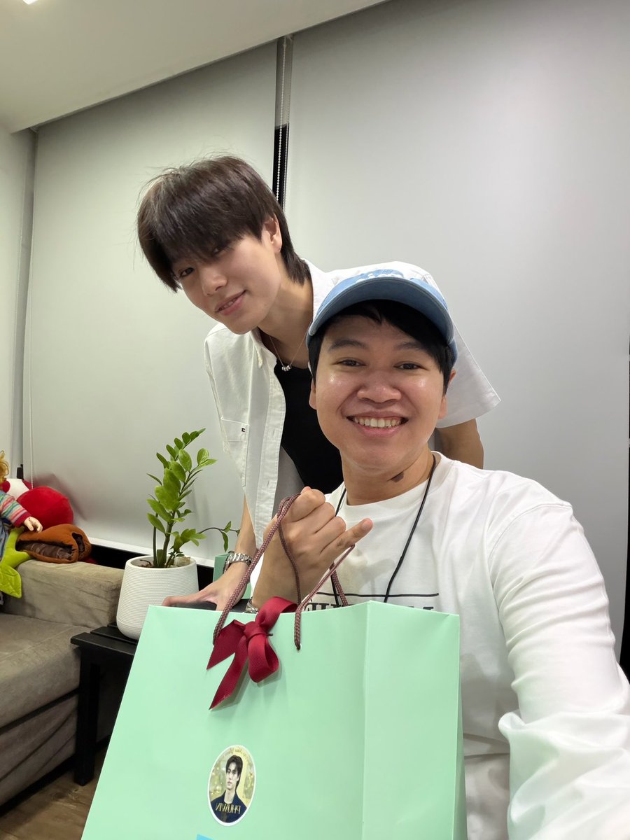 xiseks's tweet image. ผมยาวเท่าเดิมมุ้ยยย