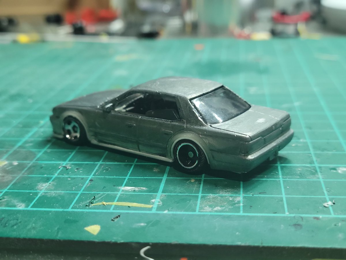 kanochami46's tweet photo. しばらくミニカーサボってました。
っ事で年末に入手した33ローレルを💨
アーチ下げしてエアロ削って純正戻し、シャーシも作り直しまして前置きまで付けてとりあえず様子見...。でこのまま放置しそう。 https://t.co/HW03bJ6mOQ
