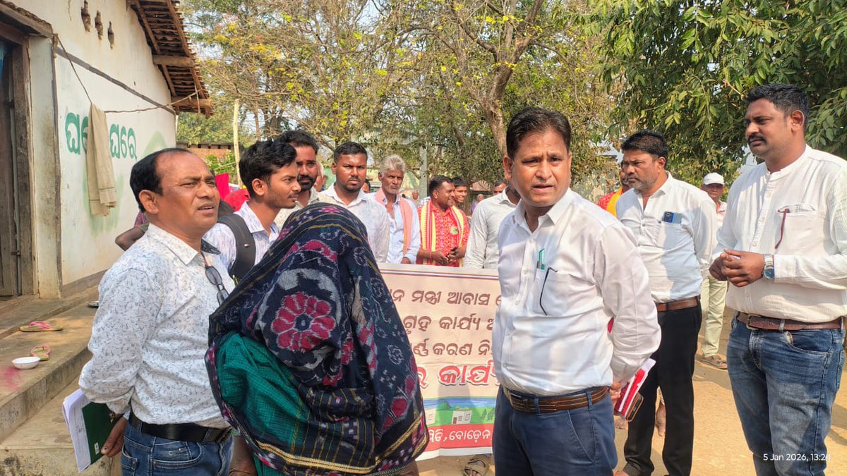 bdoboden's tweet photo. @DM_Nuapada @NAdministration @NuapadaHousing @CMO_Odisha @PRDeptOdisha BDO sir, GPEO, BPC-RH, PEO visited PMAY-G incompleted houses of Babebir GP, Boden Block &amp; motivated beneficiaries for early completion of house. (JUHAR KARYAKRAMA) https://t.co/7Vd7JkQPbj