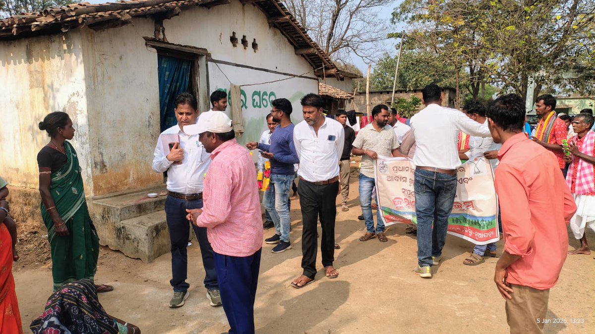bdoboden's tweet photo. @DM_Nuapada @NAdministration @NuapadaHousing @CMO_Odisha @PRDeptOdisha BDO sir, GPEO, BPC-RH, PEO visited PMAY-G incompleted houses of Babebir GP, Boden Block &amp; motivated beneficiaries for early completion of house. (JUHAR KARYAKRAMA) https://t.co/7Vd7JkQPbj