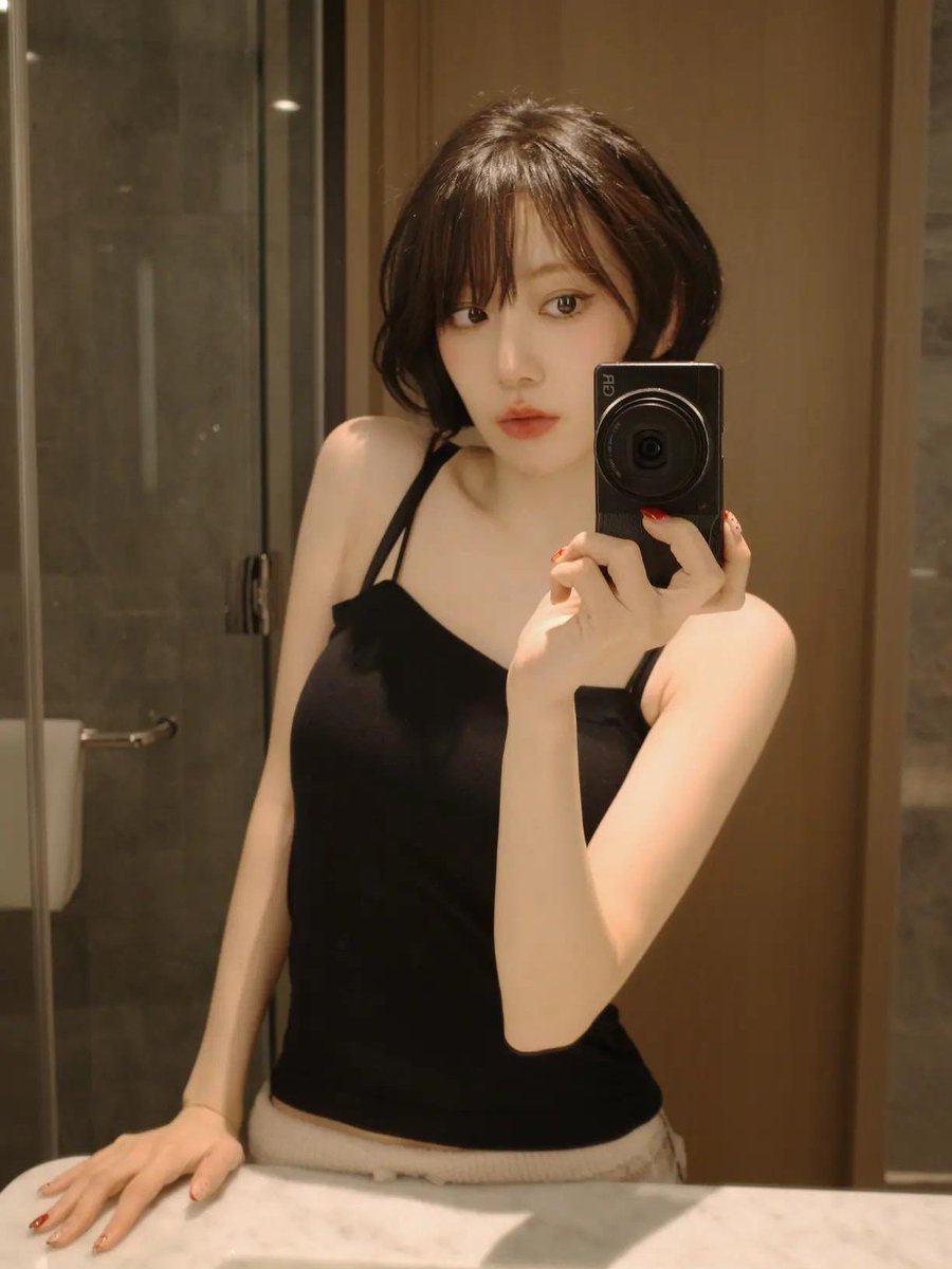 39bIooms's tweet image. it's giving ada wong