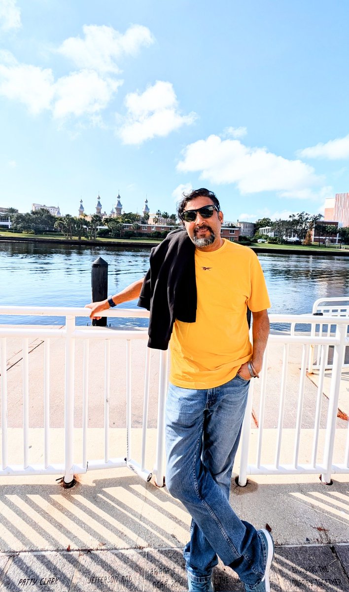 र रमाइलो गरिदै छ है। गाउँ घरको शहरमा मुन्छे देखिन्छ है।