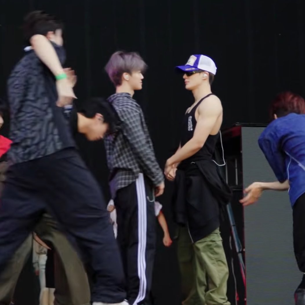 puppyhouselee's tweet image. แล้วลุคเสื้อกล้าม ใส่แว่นอะ พี่เท่หรือไม่