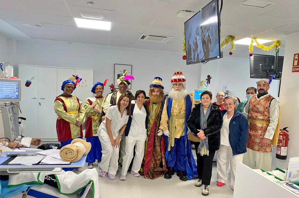 ✨👑 Hoy los Reyes Magos han visitado nuestra Unidad de Hemodiálisis en Guadix <a href="/hospital_hvn/">HUVN</a>, llenando de ilusión y sonrisas a nuestros pacientes. ¡Gracias por traer tanta alegría y magia! 🎁💛  #ReyesMagos2026 #HemodiálisisGuadix