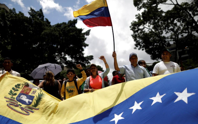 Οι επιτυχίες των Τσαβίστας του Μαδούρο στην Βενεζουέλα:
☑️ 90% του πληθυσμού στα όρια της φτώχειας(50% ακραία)
☑️ 130% πληθωρισμός
☑️ 2η πιο διεφθαρμένη χώρα στον πλανήτη
☑️ 1η χώρα σε επικινδυνότητα
☑️ 2.000 πολιτικοί κρατούμενοι
☑️ Παραστρατιωτικοί κολλεκτίβος και Κουβανοί που