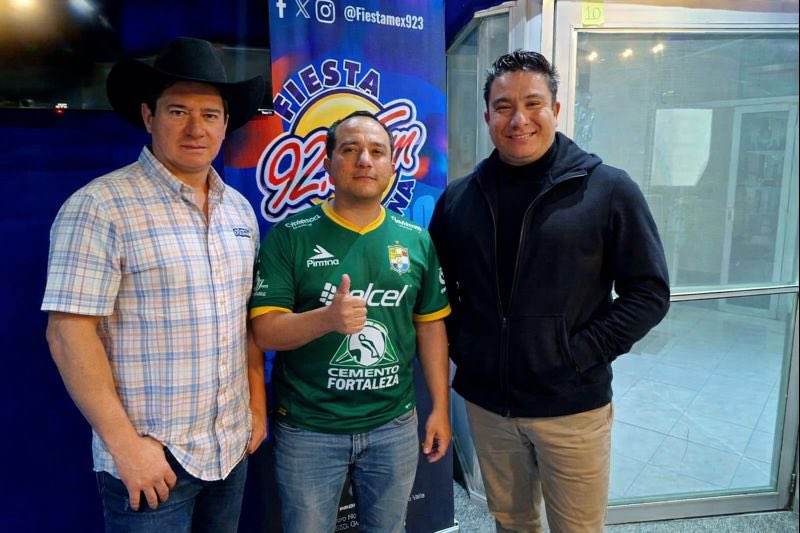 ¡Banda ya estamos de regreso en la cabina! 
Escúchanos en vivo a través del 92.3 de FM 📻 en #ElDesmorningShow  hasta las 9:00 am 🫣 
WhatsApp en cabina: 3332000080