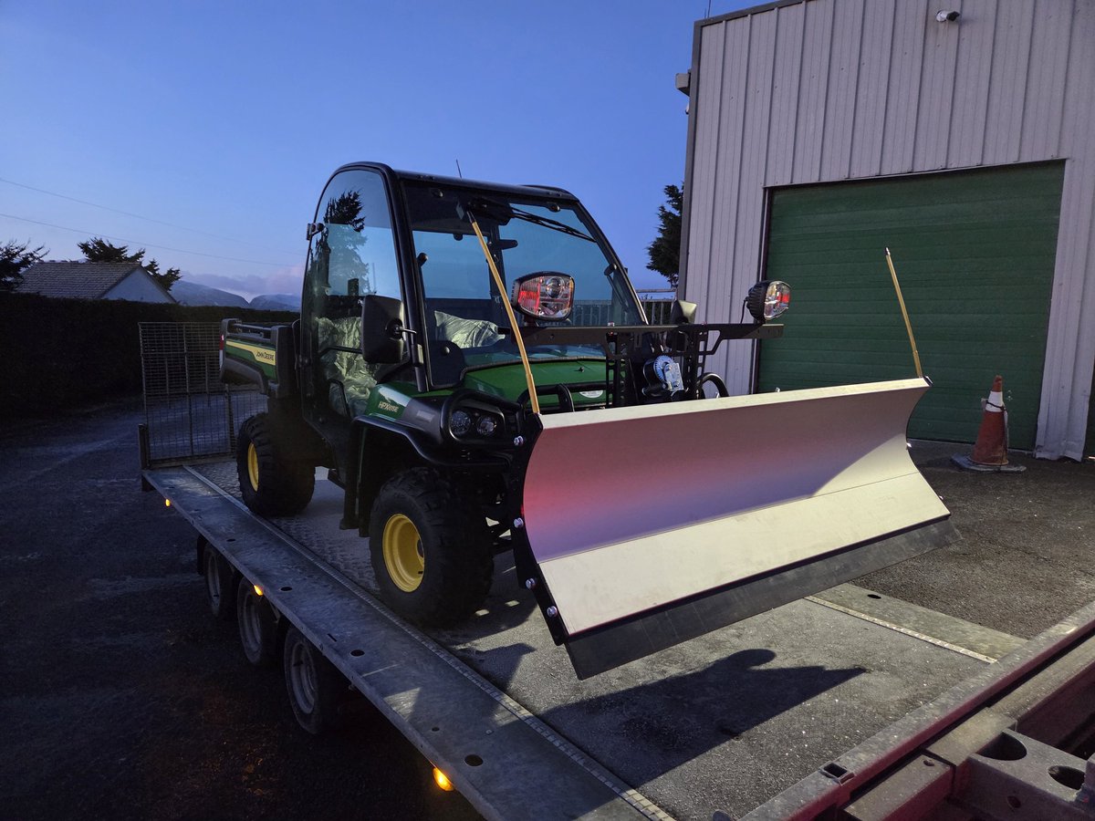 weldon_08's tweet image. Be prepared for the winter weather ❄️🌨 Our customer took delivery of a new HPX815E - 4x4 - Gator and a 1.8m snow blade this morning. Nothing Runs Like A Deere . 🦌