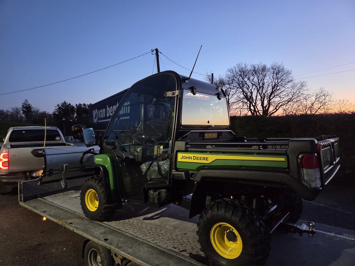 weldon_08's tweet image. Be prepared for the winter weather ❄️🌨 Our customer took delivery of a new HPX815E - 4x4 - Gator and a 1.8m snow blade this morning. Nothing Runs Like A Deere . 🦌