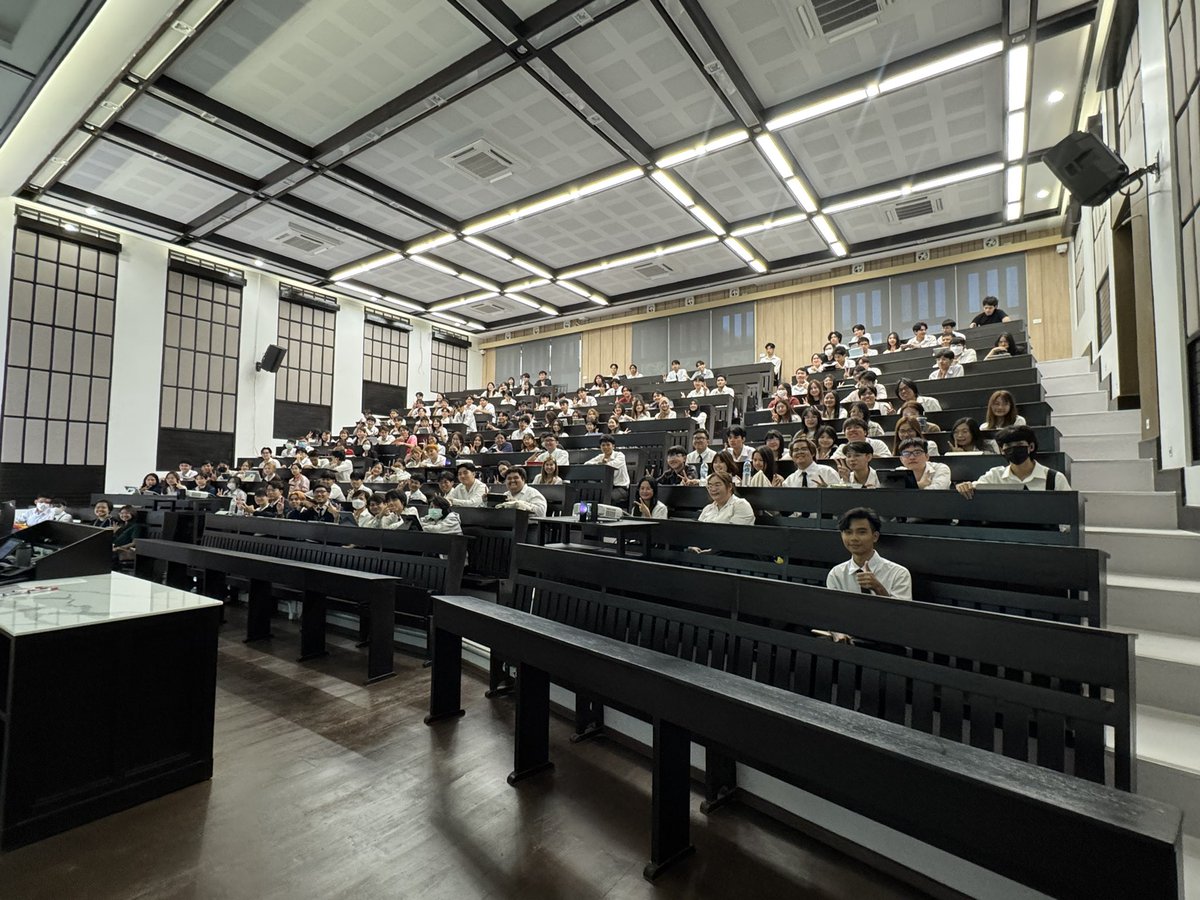 วันแรกของเทอม กับห้องที่ renovate ใหม่ ในอาคารแสนเก่าที่เรารัก