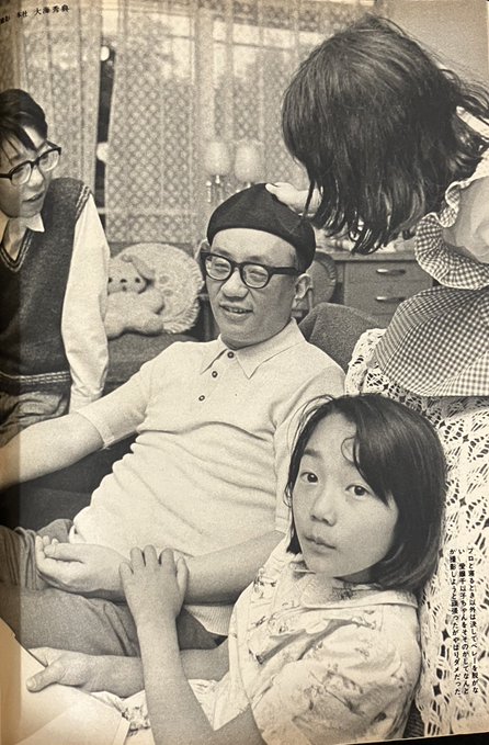Weekly Bunshun, 11/Jun/1975.

Winner of the Bunshun Manga Award. He's currently working on "Shumari." At the time, he was incredibly busy, Black Jack, The Three-Eyed One, Buddha and more.

A rare photo: Makoto Tezuka, Rumiko, and Chiiko.

#TezukaOsamu
phoenix.to/bungei/75/06-1…