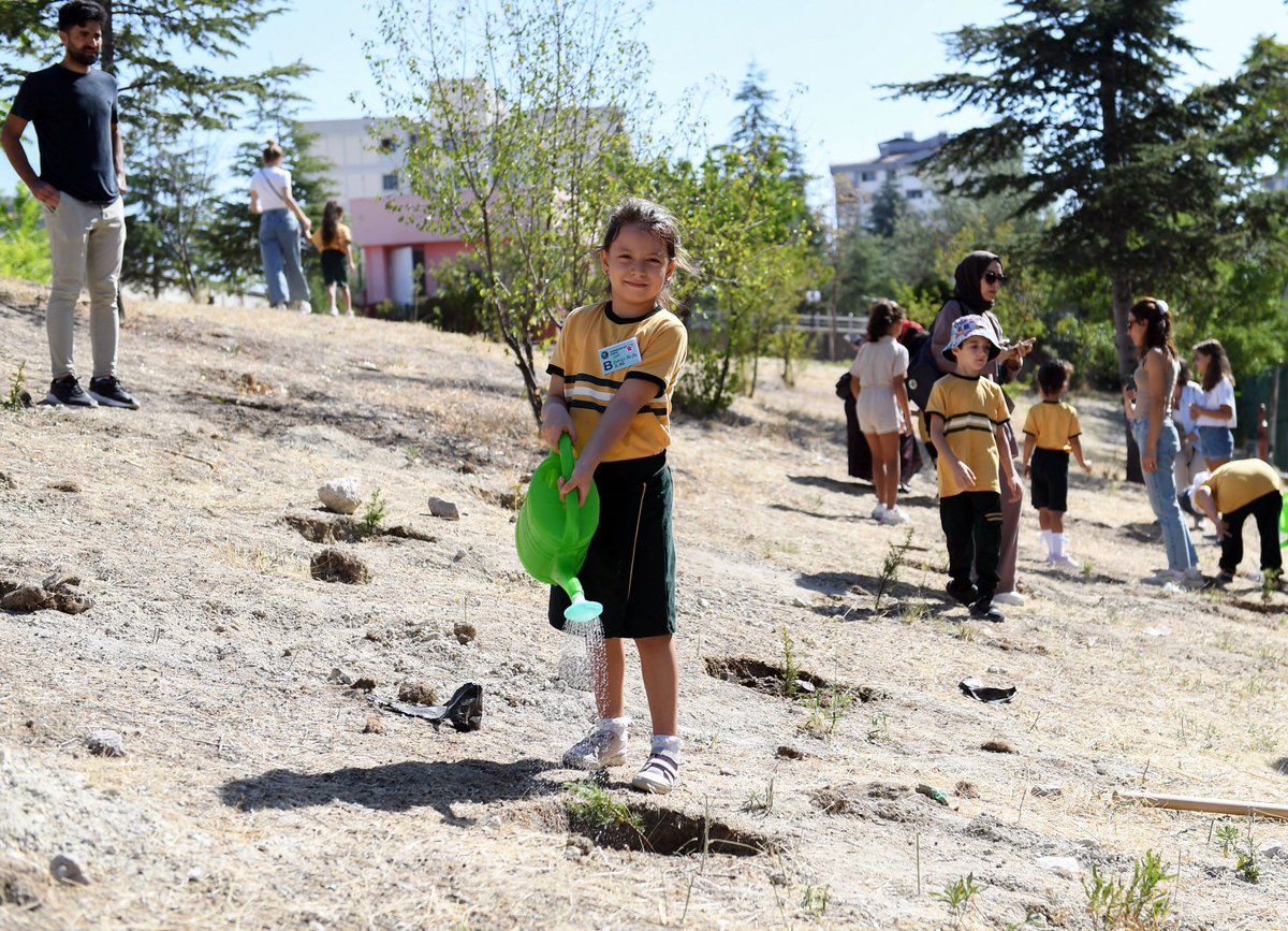 🌱 “Yeşil Vatan” Etkinlikleri, “İklim Değişikliği” Temasıyla Ocak Ayı Boyunca Öğrencilere Farkındalık Kazandırmaya Devam Edecek 🌳

📌 Türkiye Yüzyılı Modeli’nin “Köklerden Geleceğe” anlayışı doğrultusunda hayat verilen “Yeşil Vatan - Benim Okulum Geleceğe ÇARE” etkinlikleri