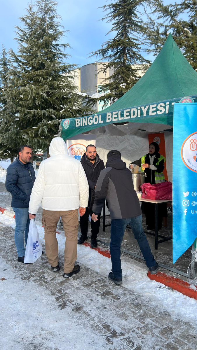 📍 Bingöl Üniversitesi

“Çorbaya kal, büte kalma” diyerek bugün soğuk havaya inat, gönülden bir niyetle genç kardeşlerimizi sıcak çorba 🍜 ikramımızla karşıladık.
Aynı sofrada buluşmanın, hal hatır sormanın ve yüzlerde oluşan tebessüme ortak olmanın mutluluğunu yaşadık.
Afiyet