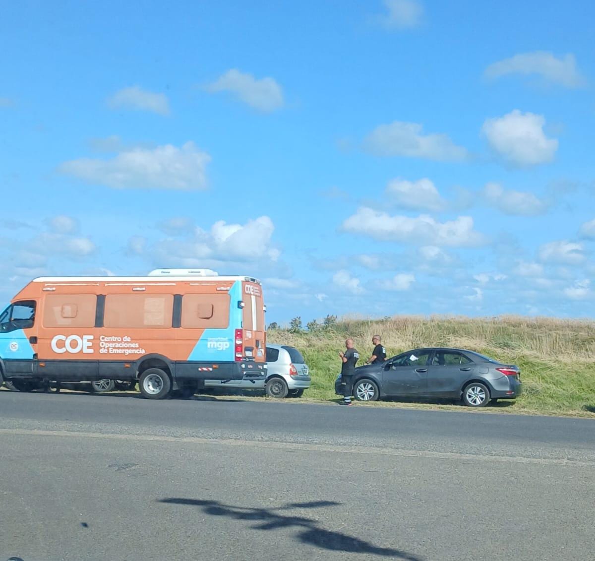 Mientras vacían y quieren cerrar el Depto de Tránsito(sin  grúas,cada vez menos motos y menos personal)agentes de la patrulla municipal en un móvil del Ctro de  Operaciones  de  Emergencia(COE)de DEFENSA CIVIL MUNICIPAL haciendo infracciones *Casabobo*en la zona sur de la ciudad