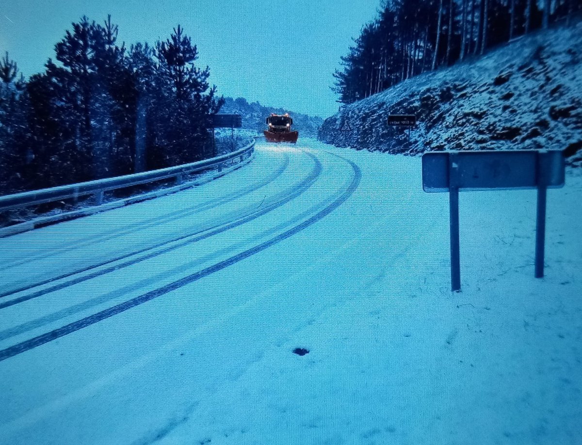 GVAMediAmbient's tweet photo. ❄️ Dispositivo de vialidad invernal activado

Ante el episodio de lluvias y nevadas y según las previsiones de AEMET, @generalitat ha activado el dispositivo de vialidad invernal para garantizar la seguridad en la red viaria.

➡️ Actuaciones en la provincia de Castellón, especialmente en Els Ports y l’Alt Maestrat, con máquinas quitanieves y esparcido de sal.
➡️ Trabajos preventivos en Alt Millars y Alt Palància.
➡️ Dispositivo preparado también en Valencia y Alicante.

🚧 Incidencias destacadas:
• CV-170 (Vistabella del Maestrat): nieve y hasta −2 °C.
• CV-124 (Castellfort): nieve acumulada y −4 °C.

ℹ️ Brigadas de conservación actúan además por desprendimientos en CV-715 y CV-706 (Tàrbena, Bolulla y Millena).

🔵 Seguimos trabajando para mantener las carreteras seguras