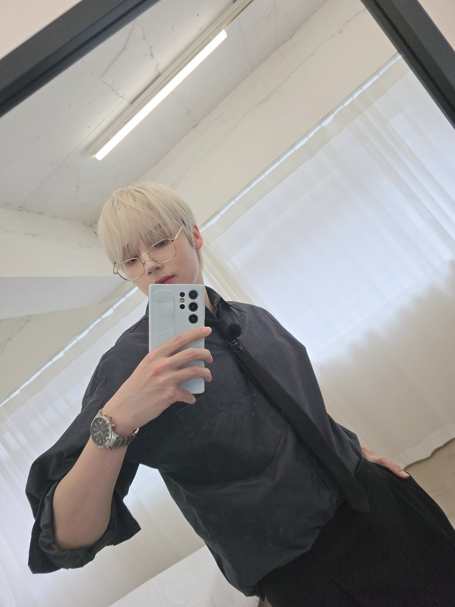 translatingTXT's tweet image. [260105] weverse dm 🐧💬

🐧 new year’s 🎁 presemt (*typo for ‘present’)
🐧 i took selfies too ofc