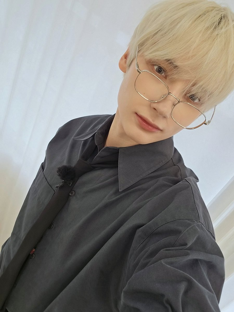 translatingTXT's tweet image. [260105] weverse dm 🐧💬

🐧 new year’s 🎁 presemt (*typo for ‘present’)
🐧 i took selfies too ofc