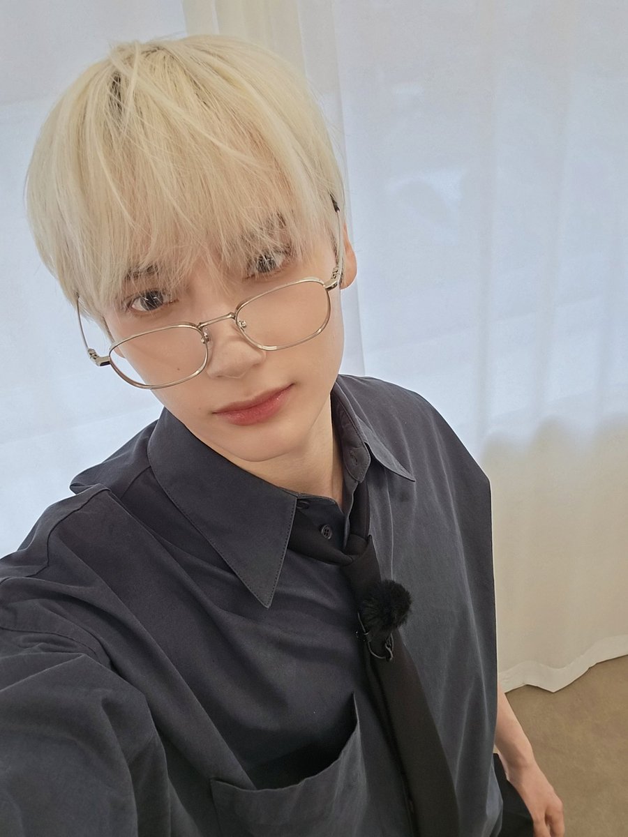 translatingTXT's tweet image. [260105] weverse dm 🐧💬

🐧 new year’s 🎁 presemt (*typo for ‘present’)
🐧 i took selfies too ofc