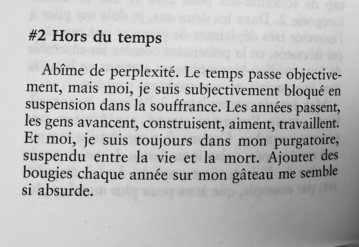 leenam20445542's tweet image. Aujourd’hui, j’ai 33 ans. Dont bientôt 6 ans de #CovidLong.
6 ans que ma vie passée est restée figée, sous cloche.
Que ma vie présente est une torture.
Que ma vie future est une énigme.
Rien ne décrit mieux ce ressenti que ce passage de @MarguliesJohann