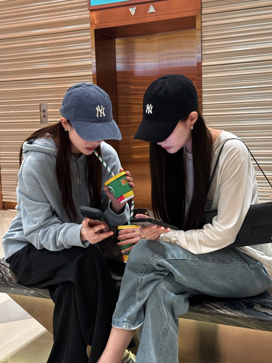 Snurrofficial's tweet photo. พบเจอดาราแอบมาเดททึกัน 
หลังไปรับกันที่สนามบิน 👀 

#TKNur 
#TKphinyanech 
#nurdesoraya https://t.co/tQk0vB2Ua8