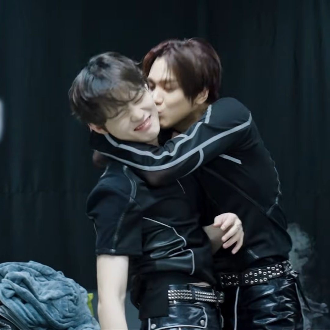 Nana_Colors0813's tweet image. 해찬 천러 사진 찍는 재민이 표정 너무 웃김ㅋㅋㅋㅋㅋㅋ🤣🤣🤣