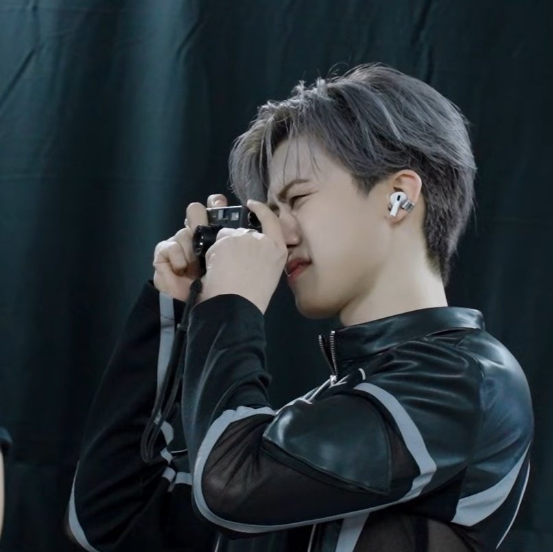 Nana_Colors0813's tweet image. 해찬 천러 사진 찍는 재민이 표정 너무 웃김ㅋㅋㅋㅋㅋㅋ🤣🤣🤣