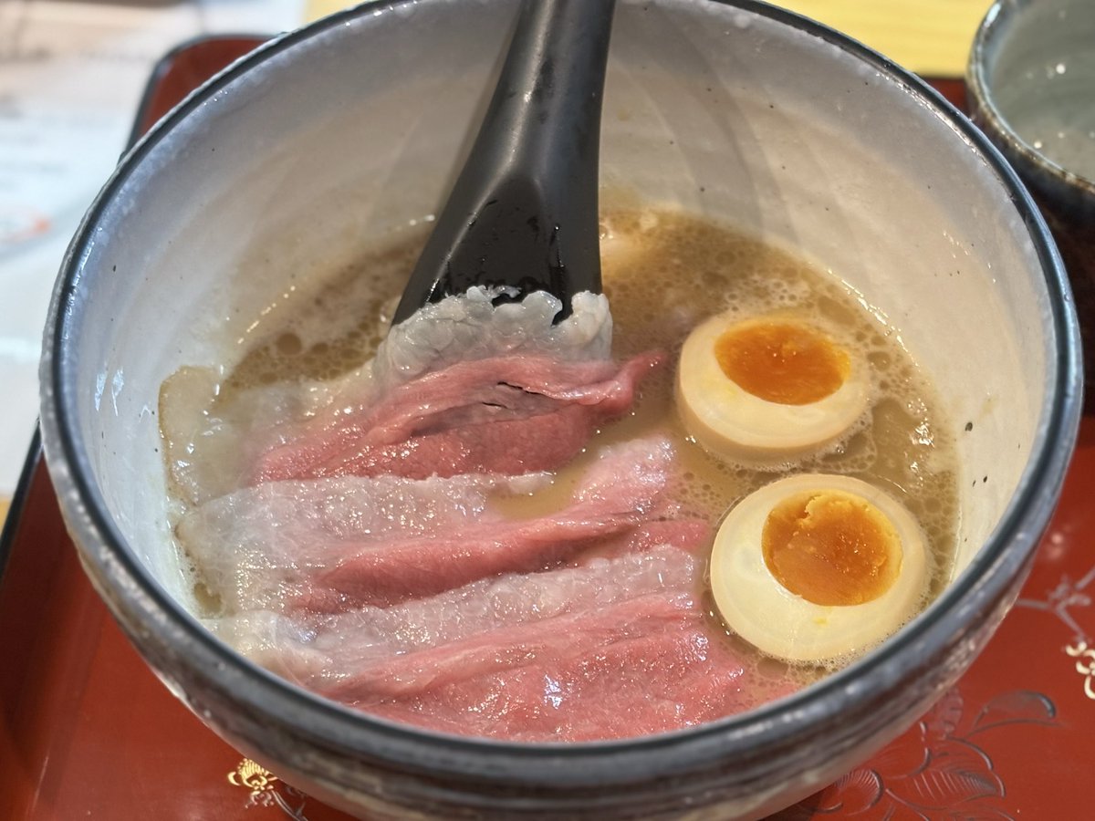 yso_photraveler's tweet photo. 和牛が載った鶏白湯ラーメン🍜
高田馬場の道玄 https://t.co/NHGiSJh40B
