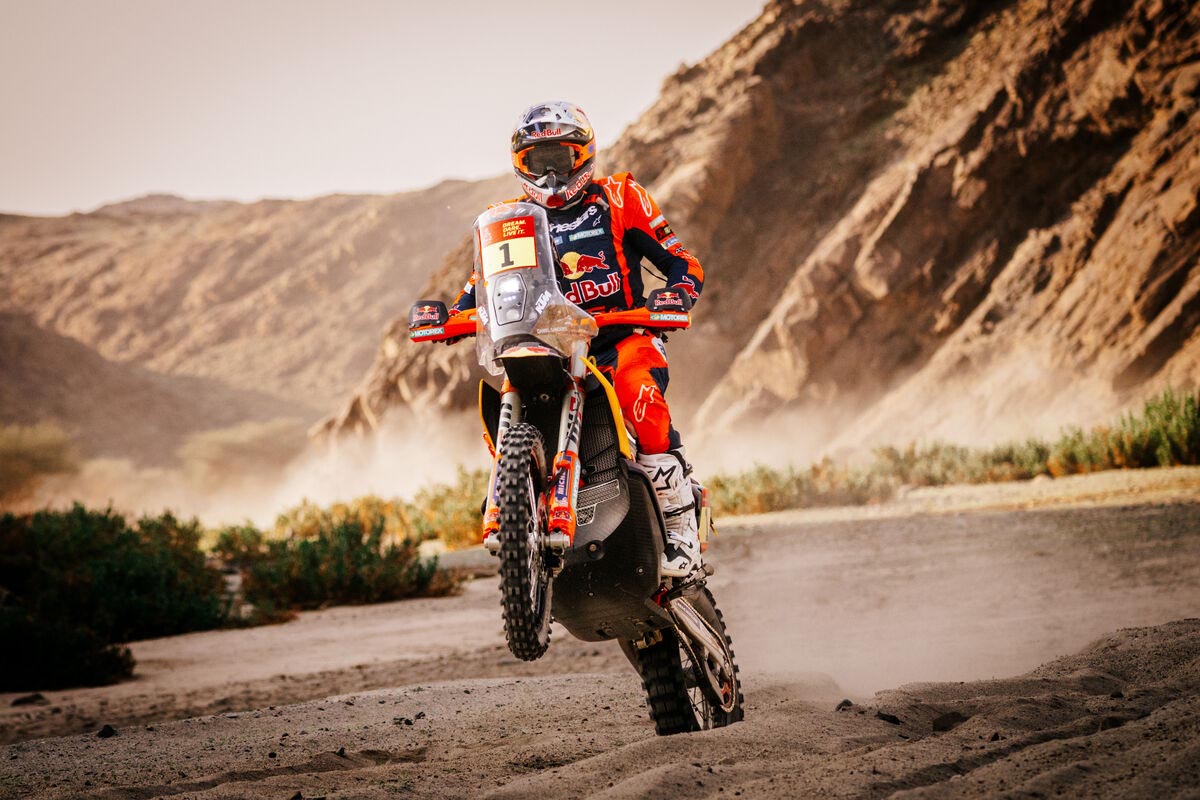 El Rally Dakar ya tiene nuevo líder. El campeón Daniel Sanders se impuso en la segunda etapa tras alcanzar a Edgar Canet, firmó su décima victoria parcial y asaltó el liderato por solo 30 segundos. <a href="/dakar/">DAKAR RALLY</a> <a href="/KTM_Racing/">RED BULL KTM FACTORY RACING</a> <a href="/HondaMotosES/">HondaMotorEuropeES</a> <a href="/ToshaSchareina/">Tosha</a> 
moto1pro.com/enduropro/actu…