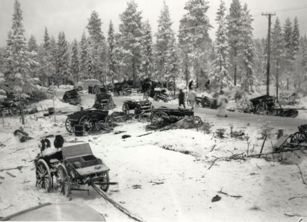 5.-6.1.1940
44. div motstånd är till en början hårt - dels f att FIN anfallet stöds av bara fåtal artilleri- o pansarvärnsvapen, dels f att ryssen inte har andra alternativ. På anfallets 2:a dag övergår striden t en slakt av ryssen
#Vinterkriget
#Talvisota
#Winterwar
#Winterkrieg