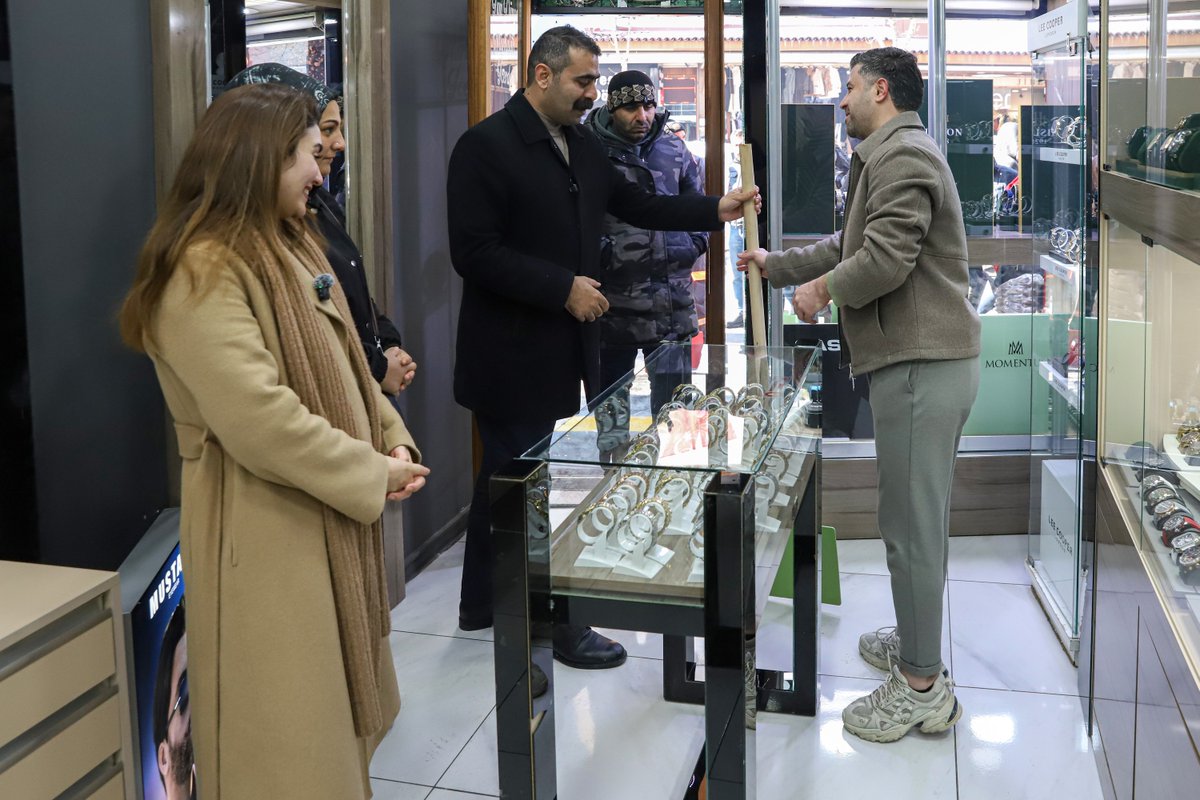 🤝Eşbaşkanlardan Esnafa Karla Mücadele Ziyareti

📌 Eşbaşkanlarımız Serra Bucak ve Doğan Hatun, karla mücadele çalışmalarının aralıksız sürdüğü kentte Sur ilçesi Gazi Caddesi’nde esnafı ziyaret etti. Ziyarete Sur Belediyesi Eşbaşkanları Fatma Gulan Önkol ve Adnan Örhan’ın yanı