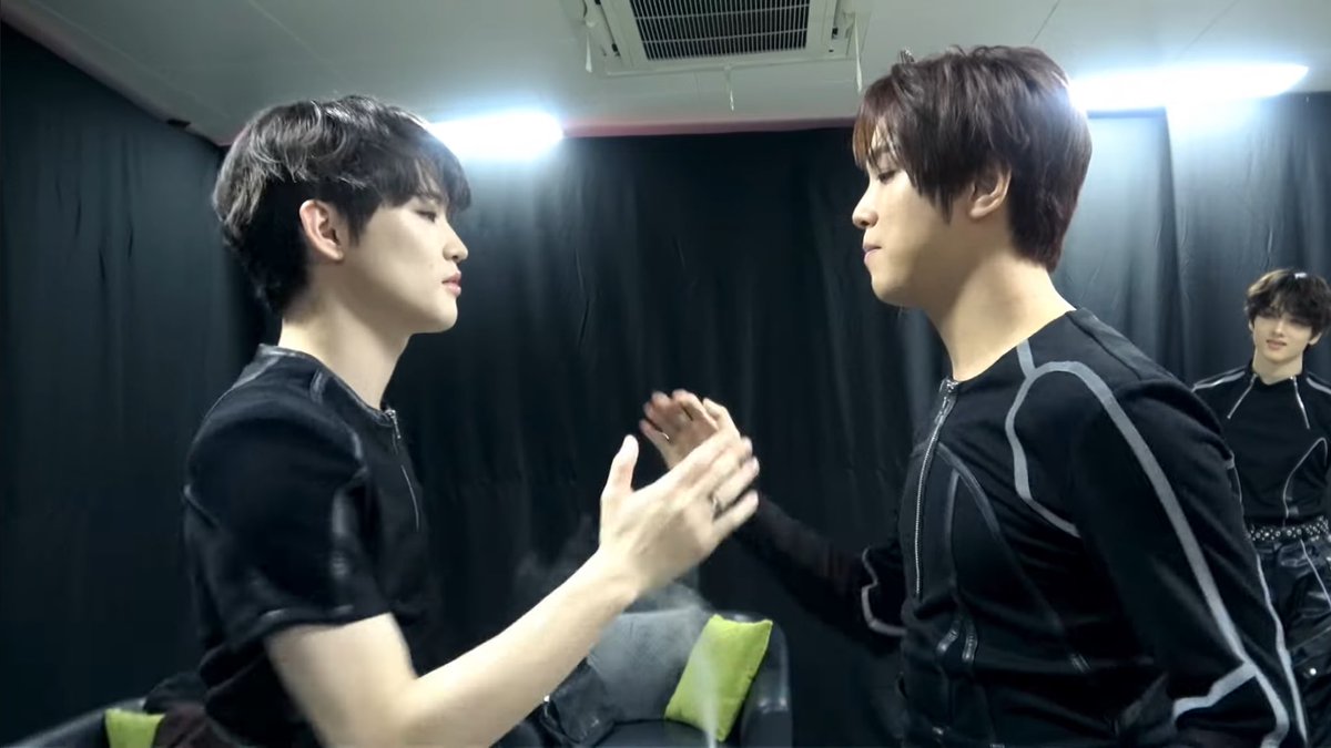 transientwoes's tweet image. Yeah jisung i also smile like that when i look at him