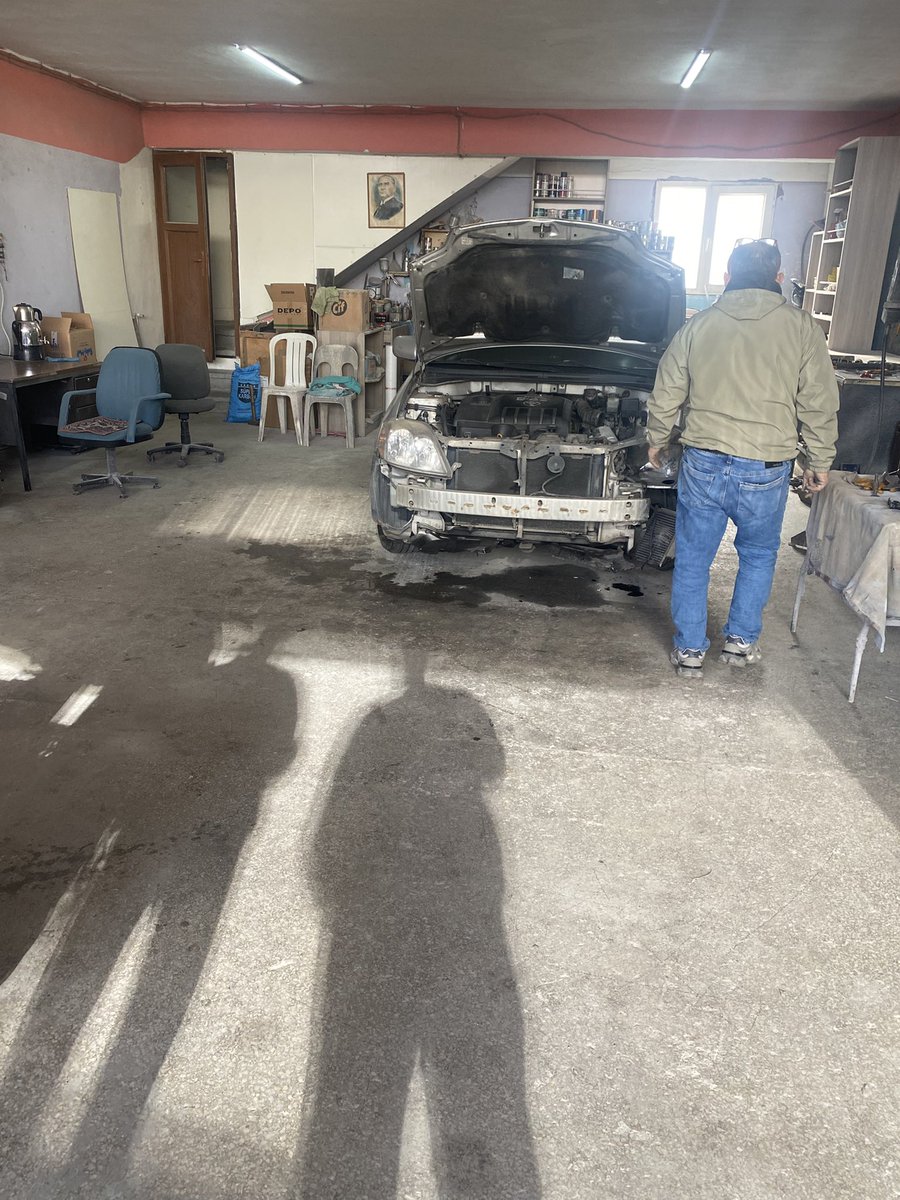 Şurada içilen o bayat çayın tadı bile farklı be