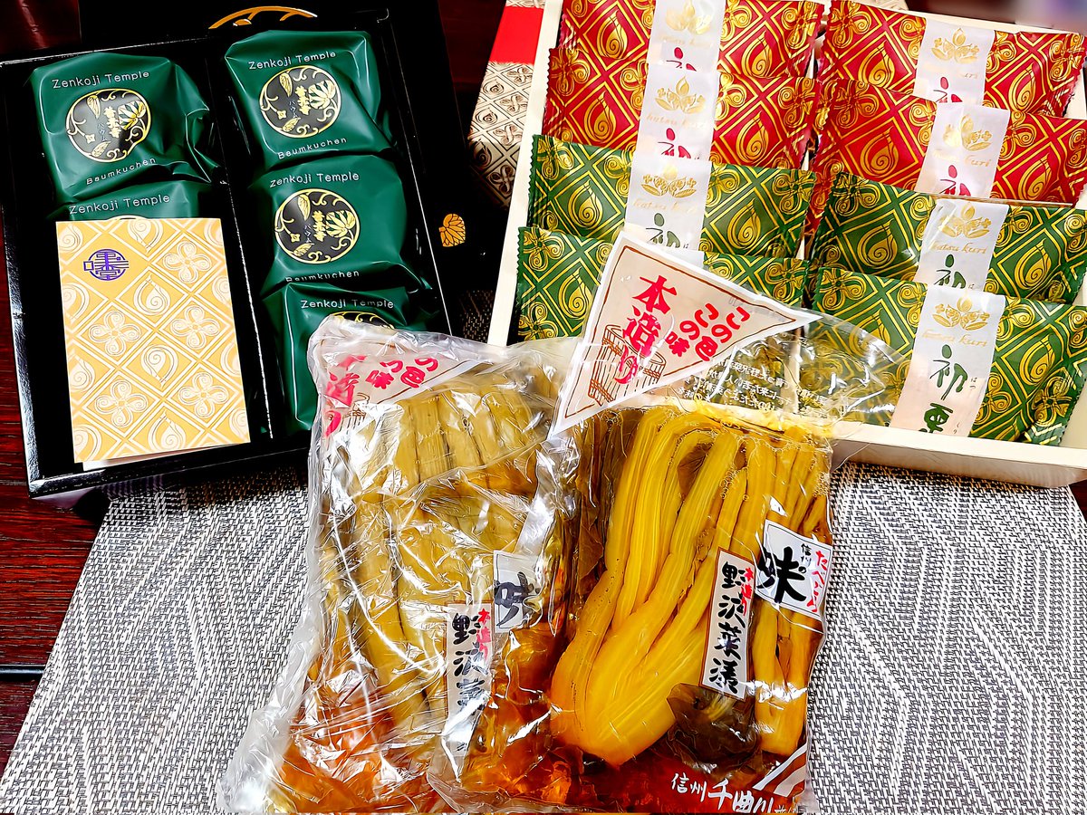 mozu26590531's tweet photo. 大好きな人からお正月にお年玉貰っちゃいました⸜(*˙꒳˙*)⸝
選んでくれた時間とか、送ってくれた手間とかだけでもすーーっごく嬉しくて幸せな気持ち♡
お菓子も抹茶と栗の甘さが上品で美味しーい
生地ほろほろ、ゴロゴロの栗、濃厚な抹茶⋯さすが創業150年

送ってくれてありがとう♡
 #栗庵風味堂 https://t.co/hzObRFf2OK