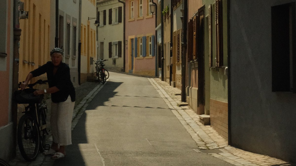 gürültü azaldıkça kalbin sesi daha net duyulur. yorgunluk yerini berraklığa, acele ise yerini fark edişe bırakır.