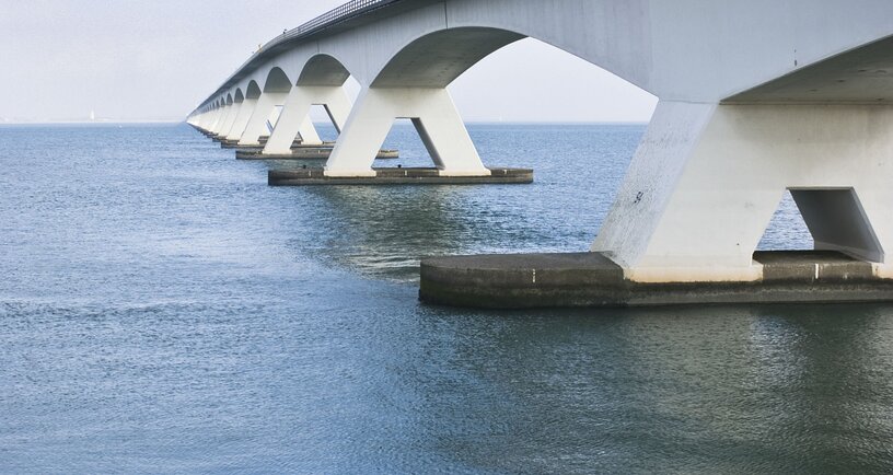 De Zeelandbrug is door gepland onderhoud vannacht (maandag op dinsdag) afgesloten voor het verkeer van 22.00 tot 05.00 uur.

Het fietspad is wel beschikbaar, maar overig verkeer moet omrijden via de Oosterscheldekering.

➡️ zeeland.nl/verkeersinfo-e…