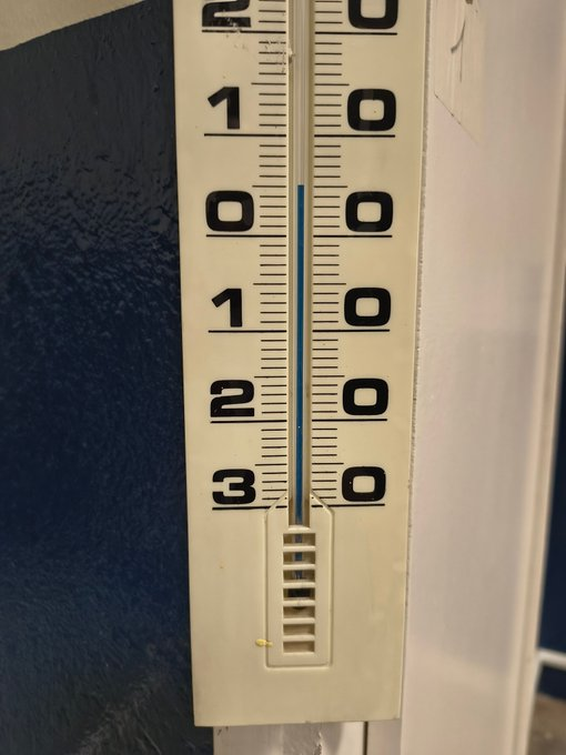 AlertesInfos's tweet image. 🇫🇷🥶 FLASH | Les thermomètres affichent des températures glaciales dans certains lycées et écoles élémentaires en France. (X)