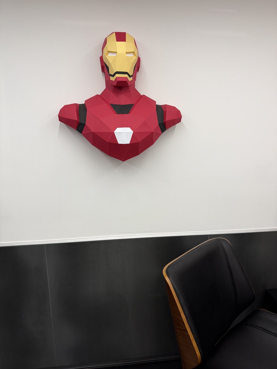 Un grand merci à <a href="/fuchs_web/">Alexandre Fuchs</a> pour ce beau cadeau à <a href="/LaMaisonDuWeb/">La Maison du Web</a> ! Le rendu est incroyable ! Trompe-l'œil. Les gens n'imaginent pas, à moins de toucher, qu'il s'agit d'un montage en carton ! Si vous souhaitez commander le vôtre, c'est sur son site : papercraft-3d.com