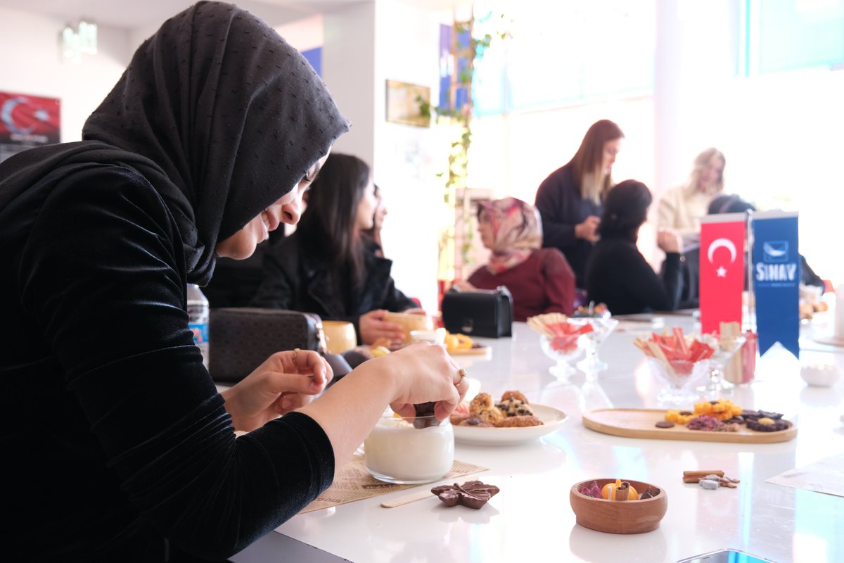sinavkolejierzc's tweet photo. 🦅 SINAVLI İSE SEBEBİ VAR❗️
Okulumuzda düzenlenen Anne–Çocuk Mum Workshop Etkinliği, öğrencilerimiz ve velilerimizi aynı üretim sürecinde buluşturarak keyifli ve anlamlı bir deneyim sundu.
#sınavlıisesebebivar
#erzincansınavkolejii
#mumworkshop
#erzincan
#kesfetteyiz https://t.co/8TD0zG7Ucs