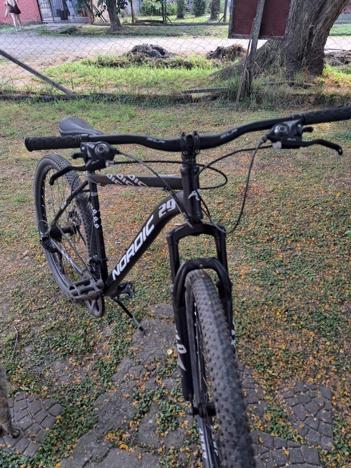 TIENE 18 AÑOS, ES BOMBERO VOLUNTARIO Y LE ROBARON SU BICICLETA CAMINO AL CUARTEL

El sábado a la 1.20, Martín Suárez salió de su casa en Longchamps tras escuchar la sirena de emergencia. Iba rumbo al cuartel de Bomberos Voluntarios de Almirante Brown en su bicicleta, el medio que