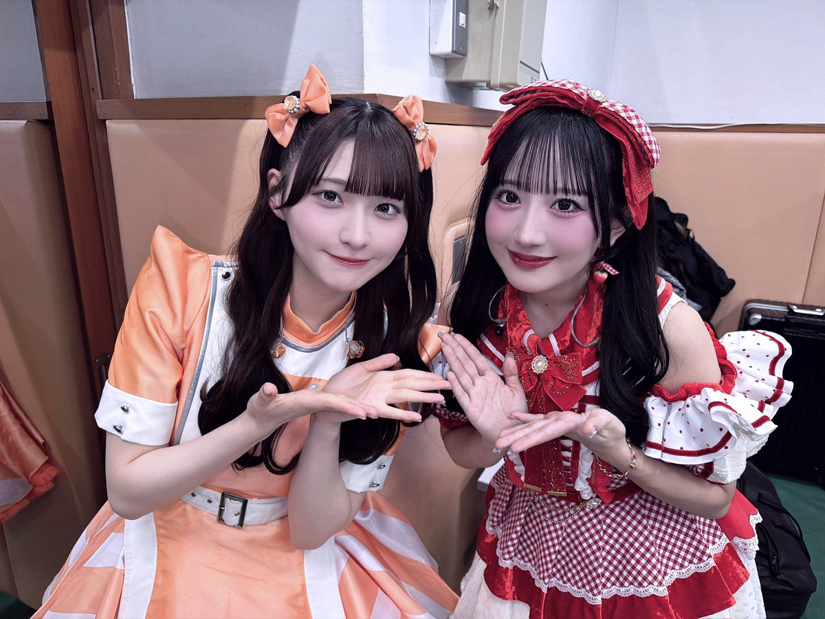 honoka_ske48's tweet photo. ももいろ歌合戦でお写真撮っていただきました！

≠MEさんの谷崎早耶さんと鈴木瞳美さん💎
ひぃさやさんが相川の事知ってる世界線あるんですねえぐい😭
衣装赤でお揃いですね！って言っていただけて、嬉しくてサマチョコ小声で口ずさみそうになったけど我慢した

いぎなり東北産さんの桜ひなのさん🧡
もんちゃんさん、ガチ完全無欠の美少女すぎました。
いつか一緒にTikTok撮りたい！ってお話してたのでまたお会いできるように頑張ります！😭全力好きっちゃしたい

AMEFURASSHIさんの市川優月さん💜
踊り方好きって言ってくださって嬉しかったです！
ダンスも歌もあんなに完璧でお綺麗な方なのに、驚くほど謙虚に接してくださって、なんでそんなに下から！？ってびっくりしました😭
綺麗なお姉さん😭って思ってたら同い年でした

東京女子流 山邊未夢さん🩵
お顔がちっっっさくてやばいこれって思ってもっと全力で後ろ下がって小顔効果狙いたかったけど扉があって無理でした、相川の半分くらいしか無かった😭可愛かった😭

皆さん「SNS見てます！」って言ってくださって、もっともっと頑張ろうって思いました！！嬉しい！
 #ももいろ歌合戦