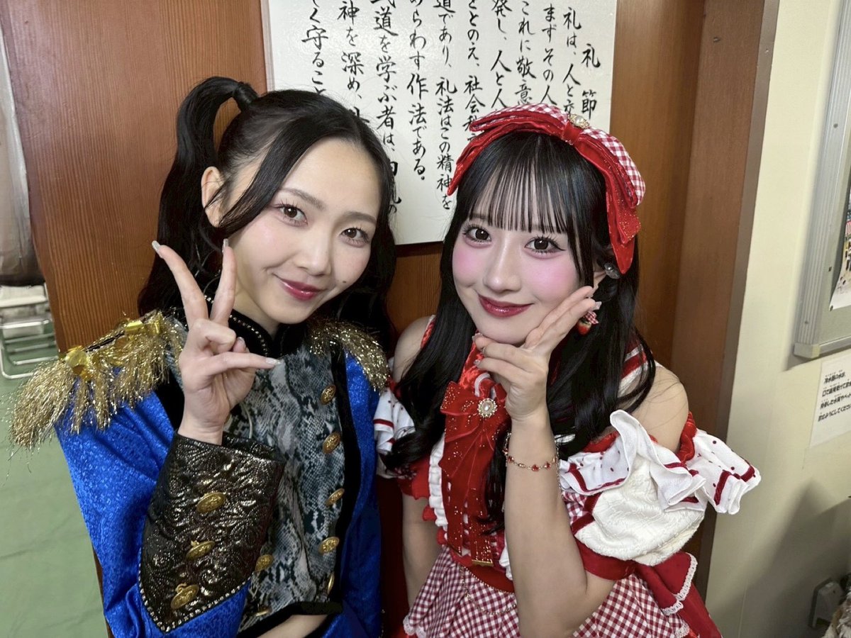 ももいろ歌合戦でお写真撮っていただきました！

≠MEさんの谷崎早耶さんと鈴木瞳美さん💎
ひぃさやさんが相川の事知ってる世界線あるんですねえぐい😭
衣装赤でお揃いですね！って言っていただけて、嬉しくてサマチョコ小声で口ずさみそうになったけど我慢した

いぎなり東北産さんの桜ひなのさん🧡