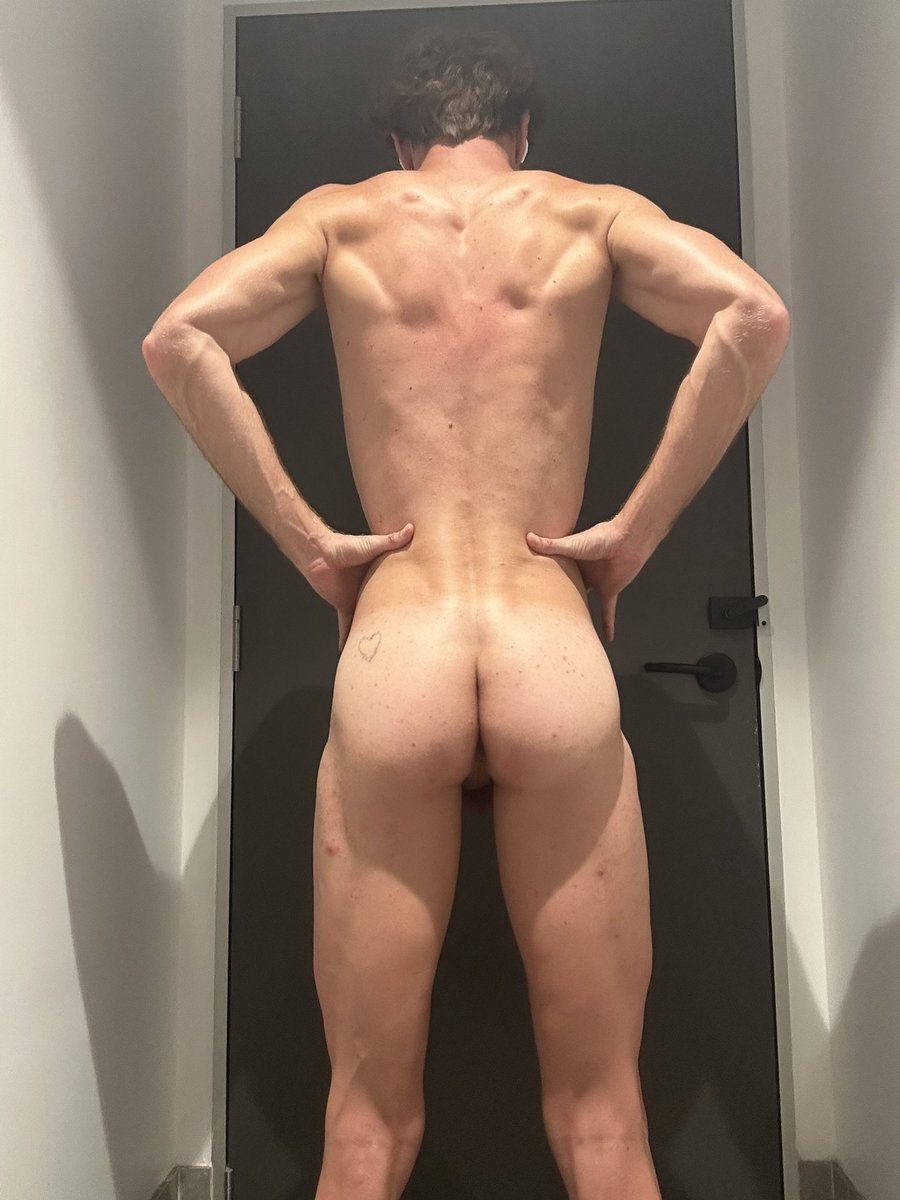 loui_boy_'s tweet photo. It’s crazy that no one in the gym knows that I’m a locked fag with an enormous boy pussy. 
🔐@kink_wear @GayChastityRTs https://t.co/ABVE3Y0DyP