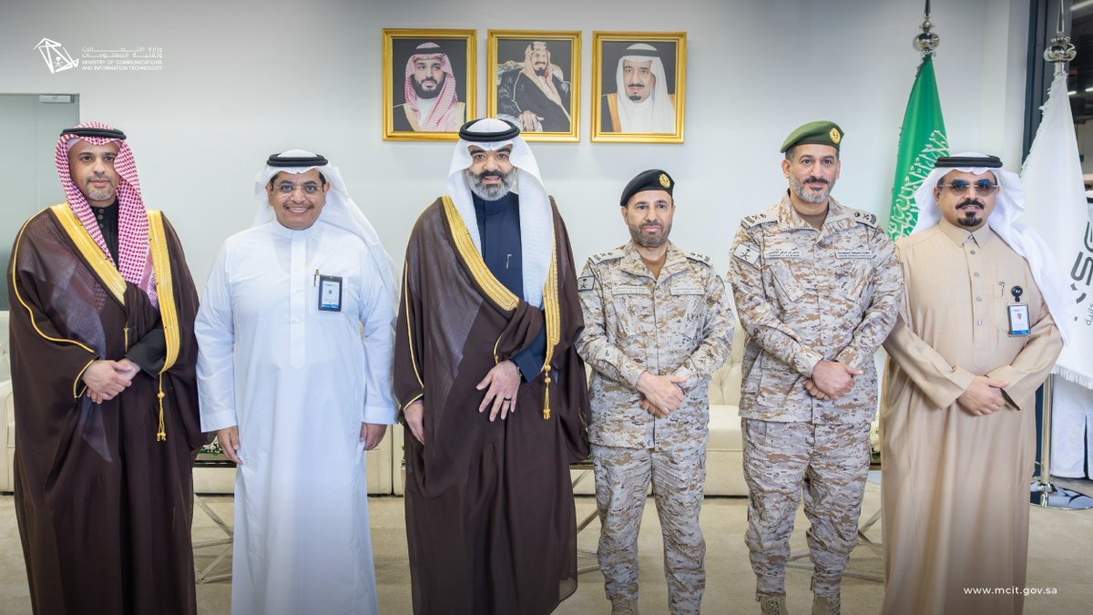 McitGovSa's tweet photo. معالي المهندس عبدالله السواحه @aalswaha يزور الشركة الوطنية للخدمات الجيومكانية ، ويطلع على حلول رائدة في تطويع الذكاء الاصطناعي لتمكين البيانات الجيومكانية الوطنية، وتطوير حلول  تسهم في دعم التخطيط المستقبلي، وتعزيز كفاءة اتخاذ القرار. https://t.co/W5gnkoxI4z