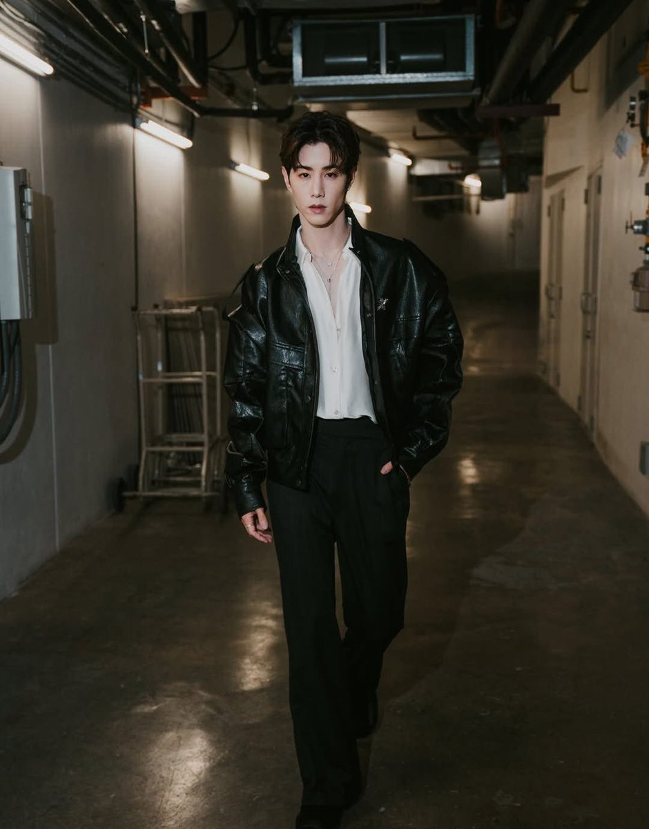 SECRET_Styled's tweet image. #Chaumet
#MarkTuan
#ICONSIAMAmazingThailandCountdown2026

พาชมลุค Mark Tuan กับเครื่องประดับ Chaumet ในคืนเคานต์ดาวน์ ICONSIAM Amazing Thailand Countdown 2026

อีกหนึ่งโมเมนต์ที่แฟน ๆ ห้ามพลาดในงาน ICONSIAM Amazing Thailand Countdown 2026 ที่จัดขึ้นในวันที่ 31 ธันวาคม 2568…