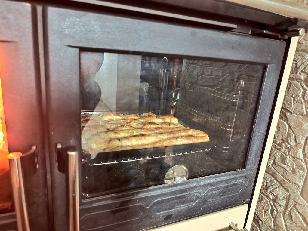 Ostalo je gulaša od sinoć pa se je trebalo desert složiti..