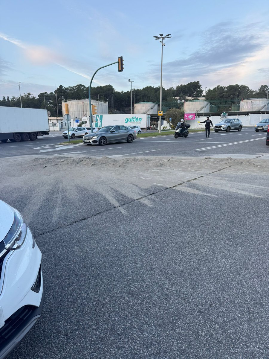 policiadepalma's tweet photo. 🚚 Incident a #PortoPi: Camioner perd part de la càrrega (ciment) i tenia la #ITV caducada.
Agents de la #USEI regulen el trànsit. Treball coordinat amb #EMAYA per netejar la via.
Circulau amb seguretat i amb vehicle en regla. 👮♂️ https://t.co/xiTc0CMy3X